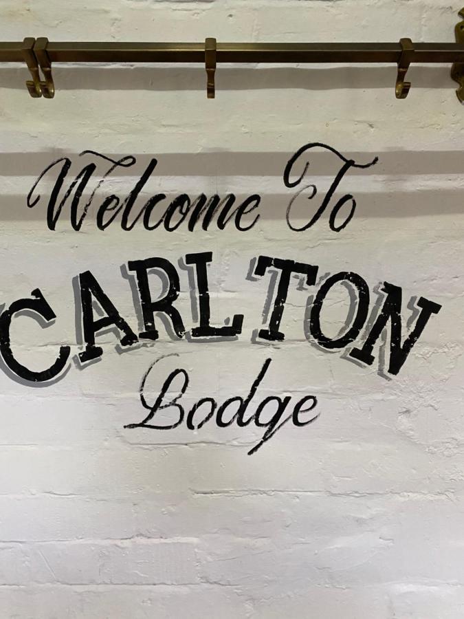 The Lodge At Carlton Tavern Free Parking York Bagian luar foto
