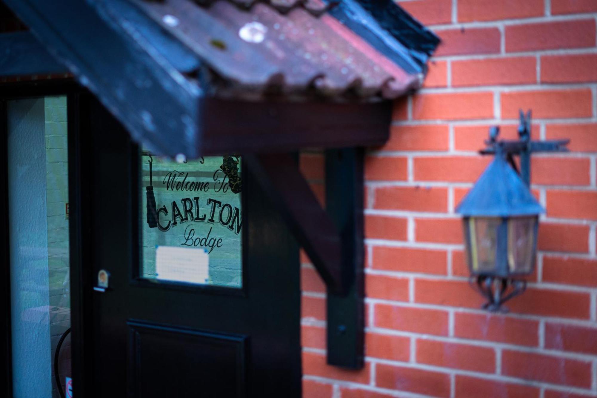 The Lodge At Carlton Tavern Free Parking York Bagian luar foto
