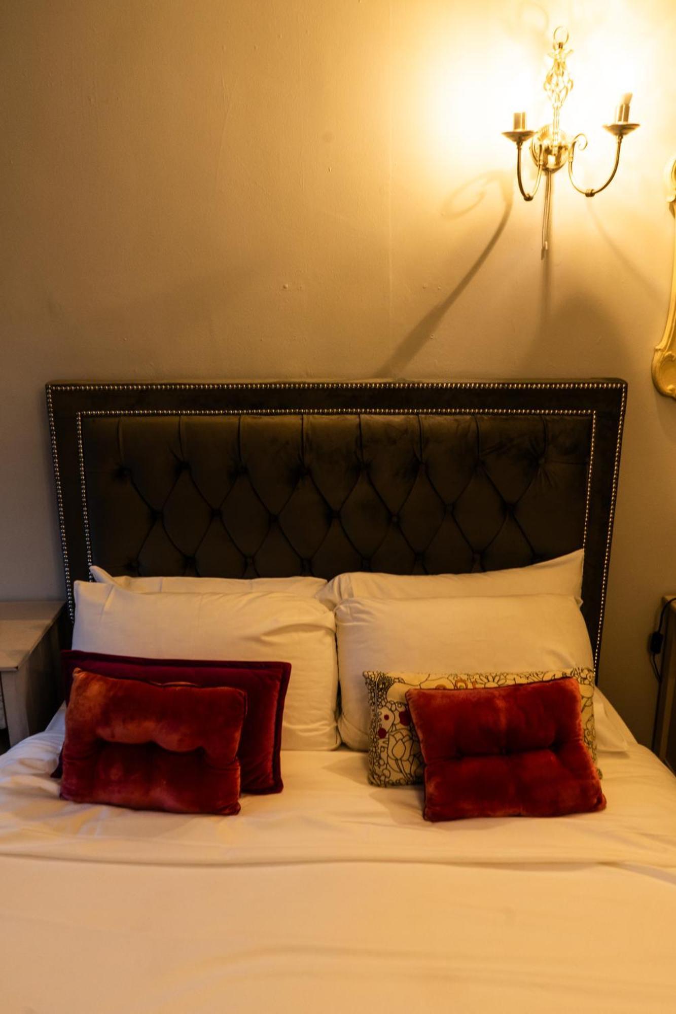 The Lodge At Carlton Tavern Free Parking York Bagian luar foto